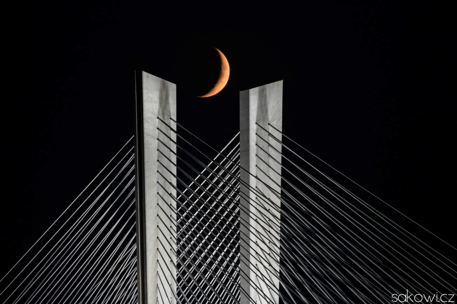 Moon over Rędzi­ński Bridge
