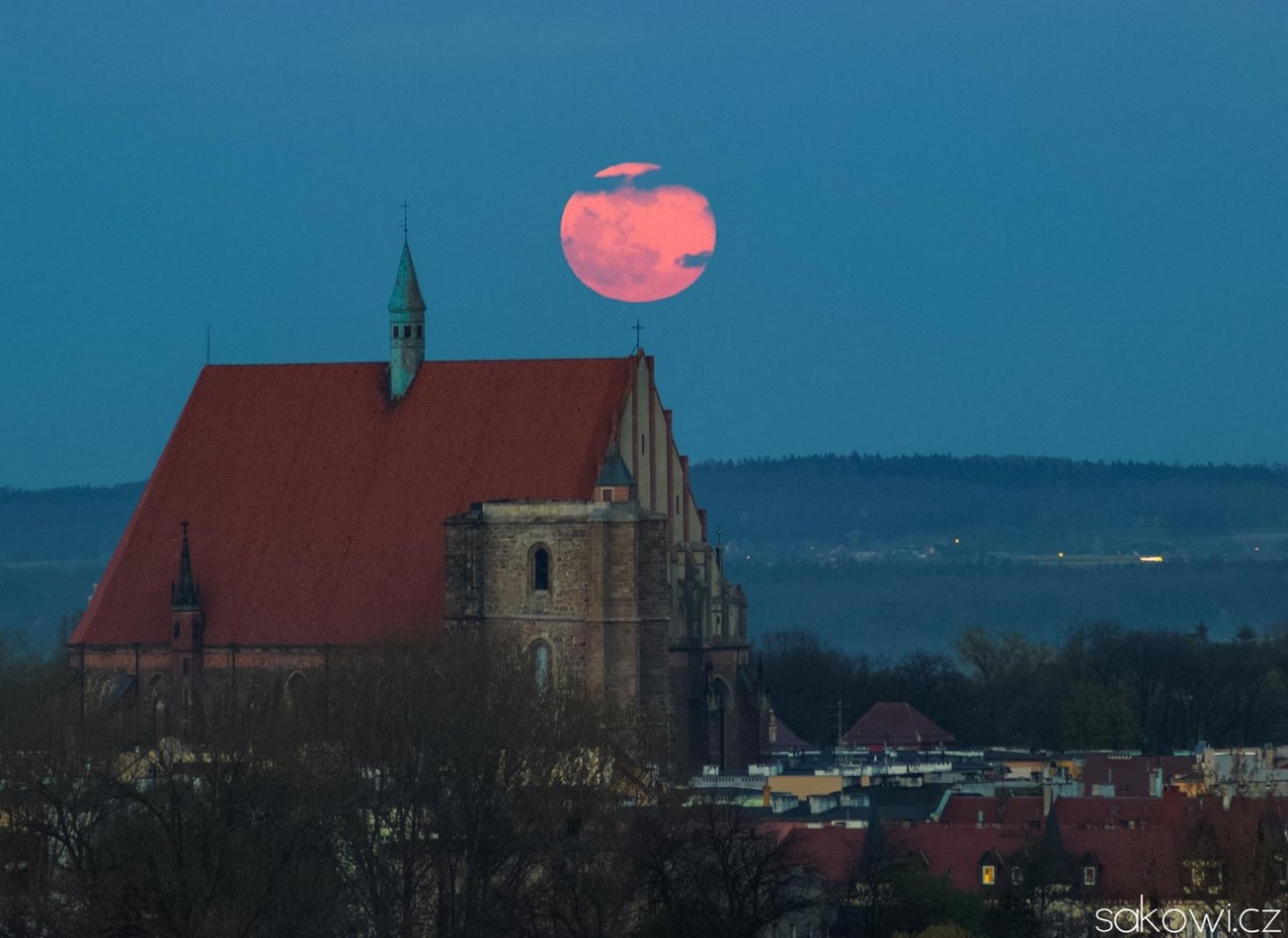 Moonrise over cathedral